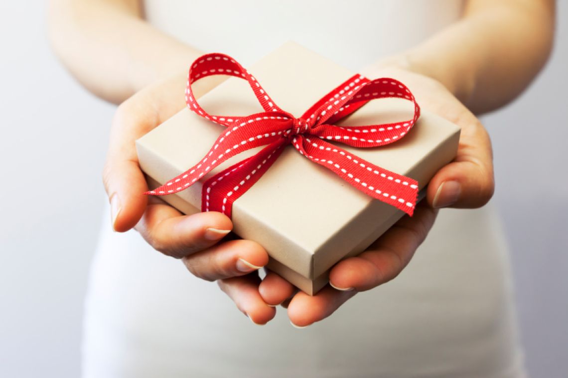 Dilemă în luna surprizelor: Cum dăruim și cum primim un cadou?