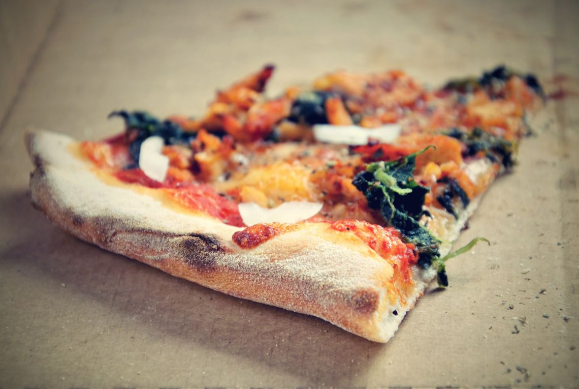 Pay it forward: 10 000 de felii de pizza pentru oamenii străzii
