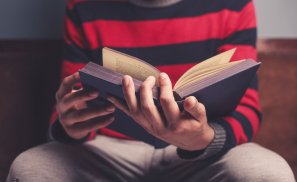 Când trecutul îți umbrește viața - 10 versete biblice care te ajută să treci peste greșelile tale